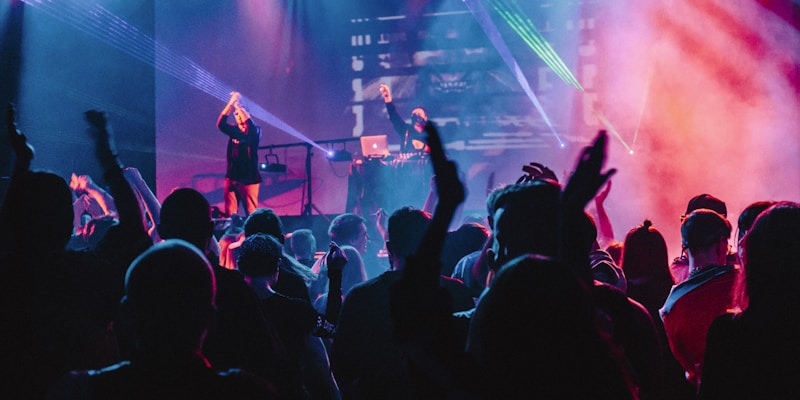 球迷社区互动广场热闹场景